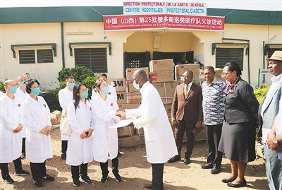 2022年11月30日，中国第25批援多哥医疗队向多哥佩莱省阿代塔镇卫生所捐赠医疗物资。新华社记者 田 耘摄
