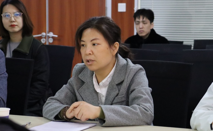 教学与研究部部长潘君介绍学校整体情况