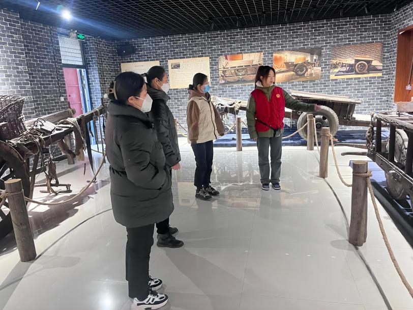 郑州信息科技职业学院学生付紫怡在滑县民俗博物馆为游客进行讲解