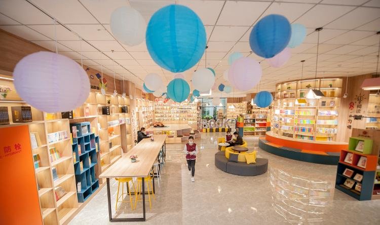 济宁市任城区在城区主要街道建设“运河书屋”，成为市民家门口的文化客厅。记者 吕光社 通讯员 杨国庆 摄影