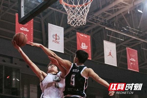 杨淇淞(白衣10号)在比赛中上篮。