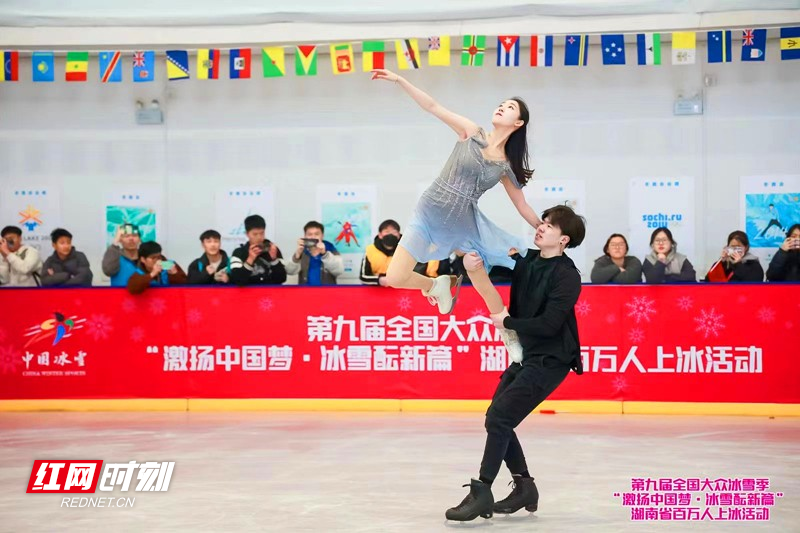 中国花样滑冰运动员刘雨、邹冰歆惊艳亮相。