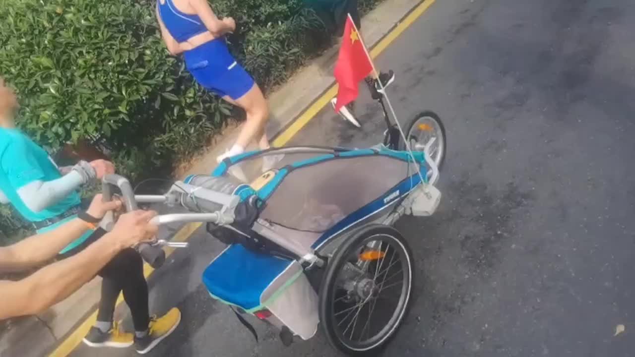 对话“推轮椅带脑瘫儿跑马拉松”父亲：不能消沉下去