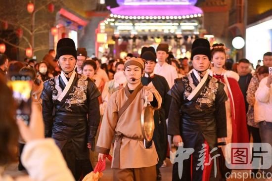 2月25日，甘肃省兰州市兰州老街景区内，由工作人员扮演锦衣卫等角色巡街。