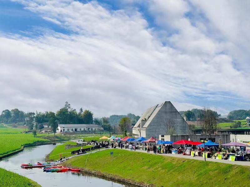 热闹非凡的“花式美食区”