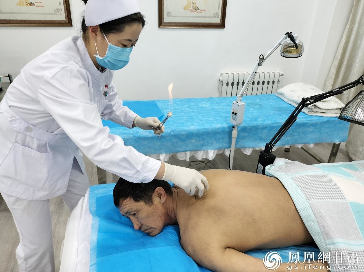吉尔吉斯斯坦患者体验中医治疗独特方式 甘肃中医药大学附属医院供图