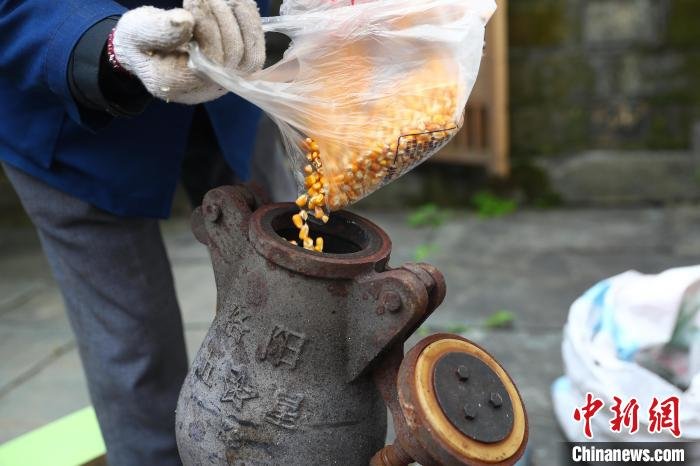 制作一锅炉的爆米花大概需要一斤多玉米粒  刘占昆 摄