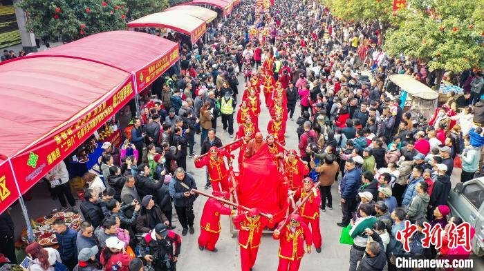 图为农具节现场正在进行“寿佛爷巡街”活动。　杨宗盛 摄