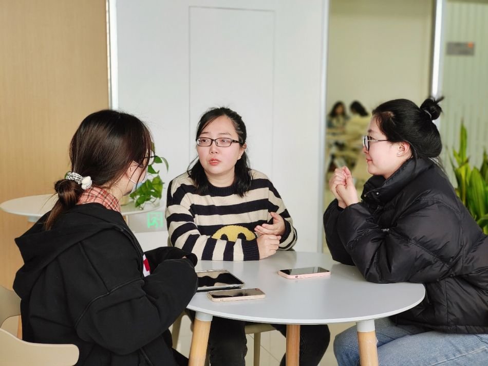 丹鸟领航职业咨询工作室老师为学生作就业指导