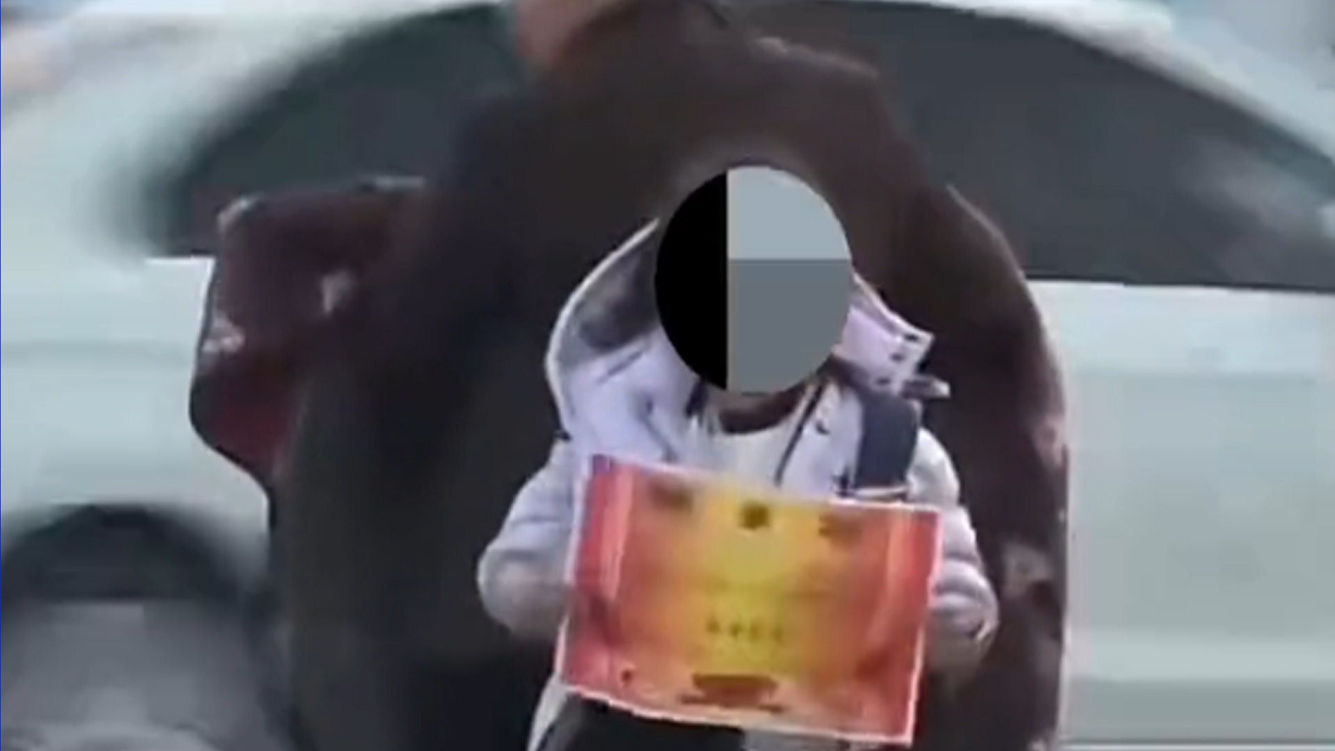 女孩坐在爷爷电动车后座向路人展示手中奖状，网友：必须转到电动车没电再回家