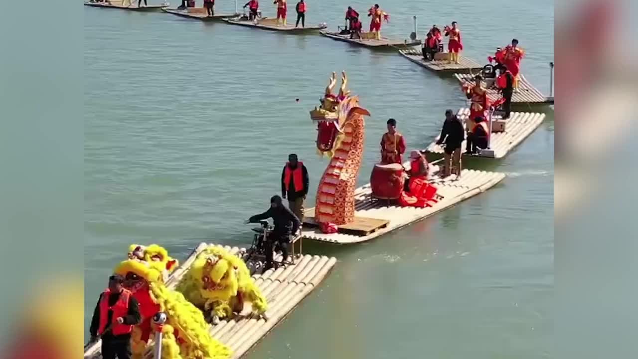 江西龙虎山百米水上长龙驰骋山水间