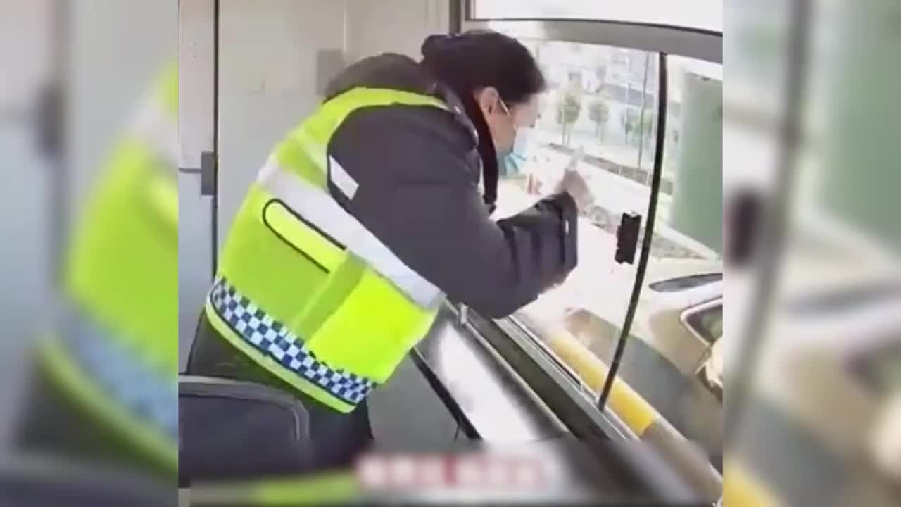 无声的对话好暖，聋哑司机过收费站收费员递纸条