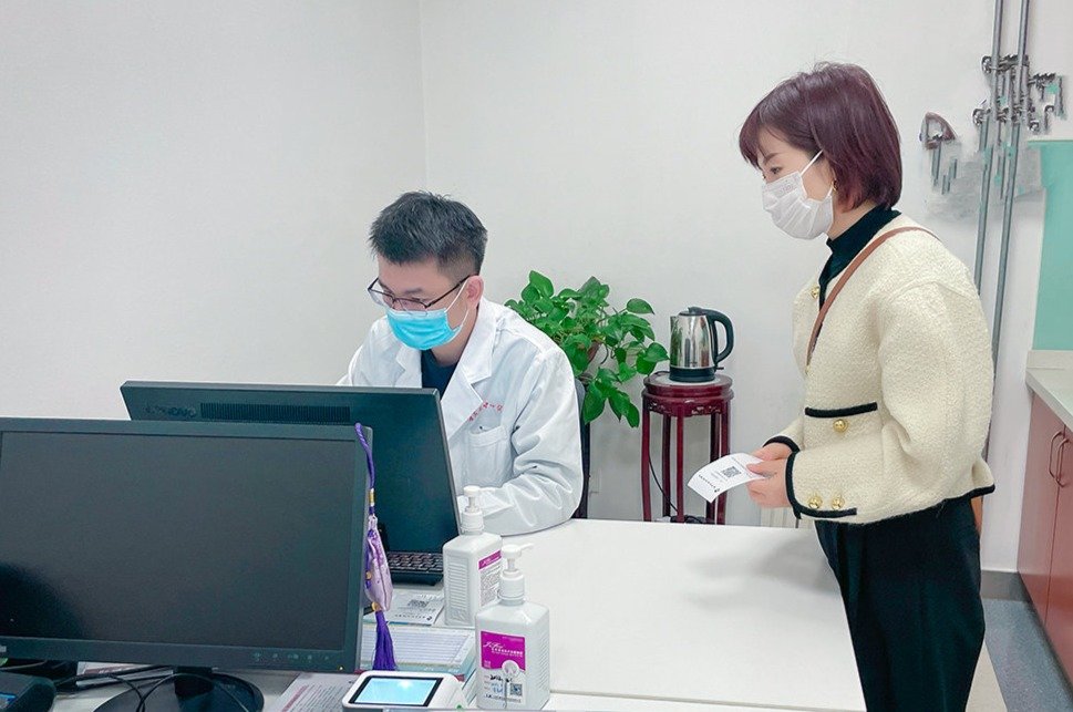 看病花钱请“家属”,网红职业陪诊师火了凤凰网甘肃_凤凰网