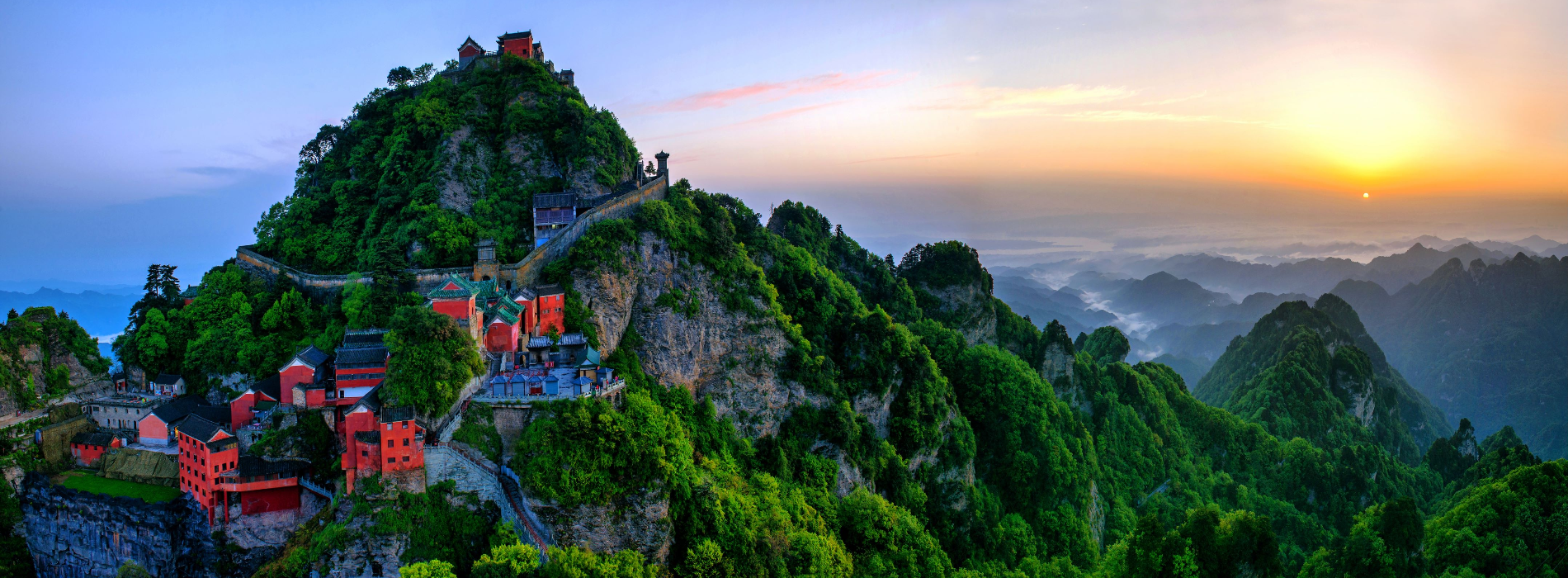 当转角遇见春天,当感官与斑斓的暖阳相撞,你会听见风儿走过醉美武当山