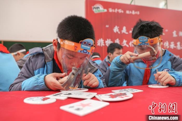 图为学生在体验南昌市级非遗豫章刻瓷。　刘力鑫 摄