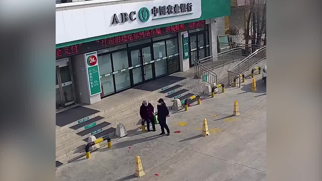 老人不会使用ATM机，民警化身“银行客服”帮取款