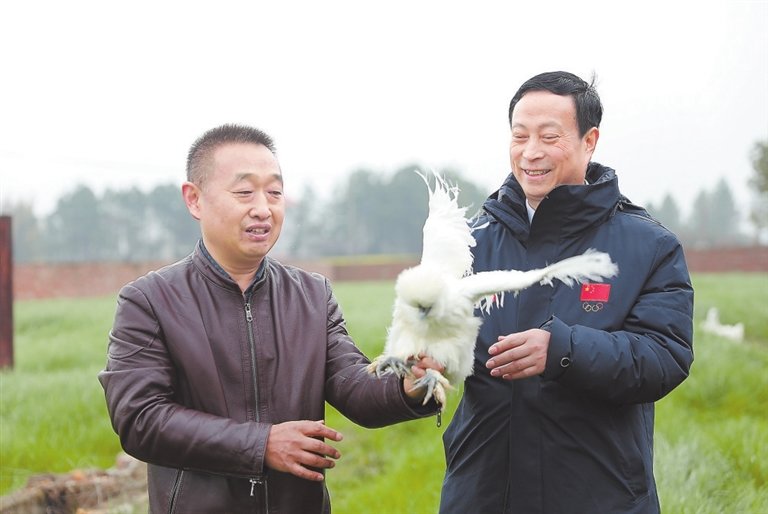2月24日，全国政协委员、新余学院院长张玉清（右一）在中国科学院江西省千烟洲红壤丘陵综合开发试验站调研。本报全媒体记者 张翰林摄