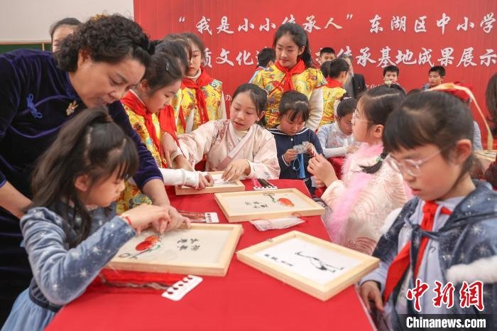 图为几位学生在体验江西省级非遗豫章绣。　刘力鑫 摄