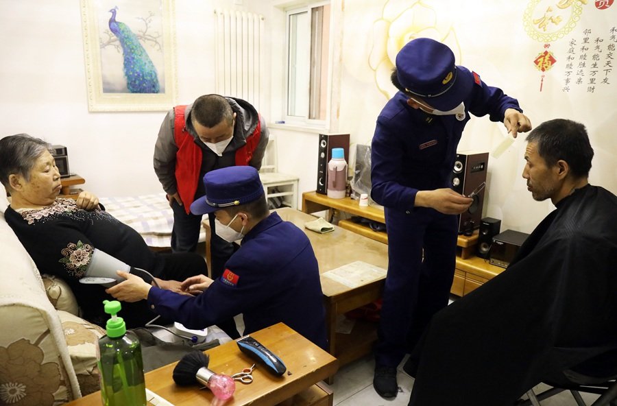 文明实践活动中，森林消防员为老人做健康监测。裴海博 摄