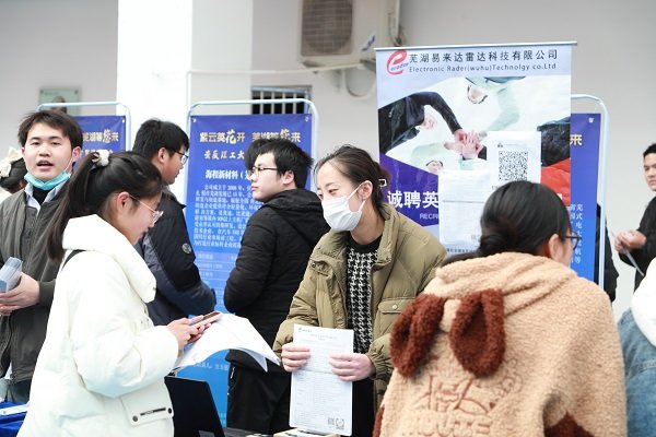 招聘现场（摄影：施培松）