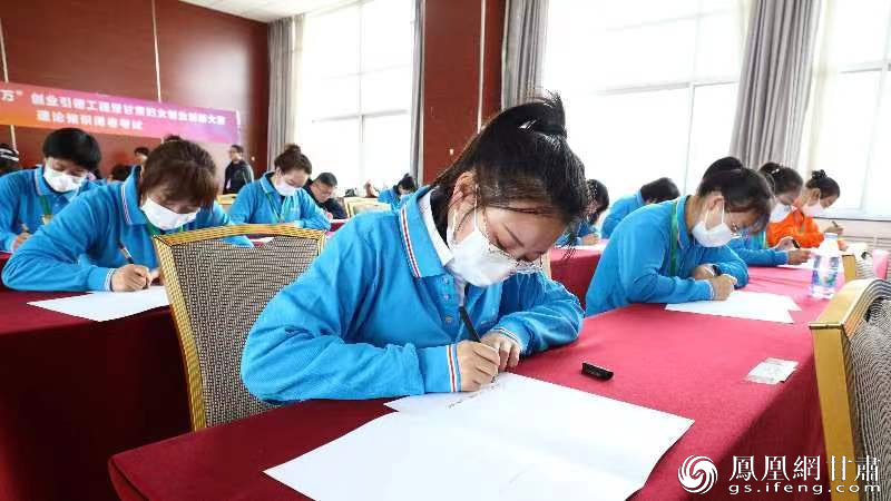 参赛选手奋笔疾书，展现扎实的理论功底。兰州新区商投集团供图
