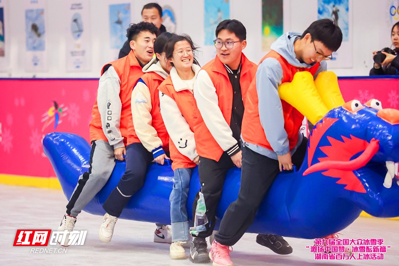 充满趣味性的冰上龙舟赛。