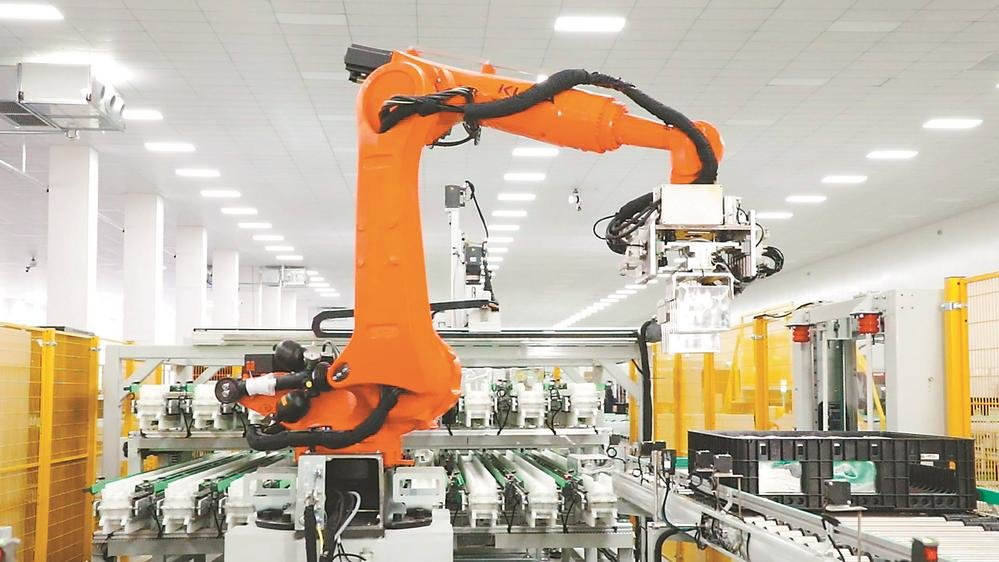 2月13日，在桐城国轩新能源有限公司生产车间内，机器人正在对每只电芯进行分档。记者 李 季 摄
