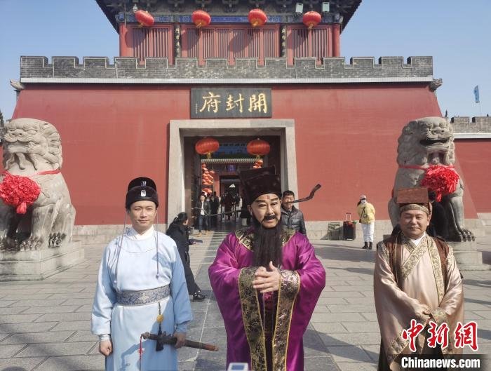 图为开封府景区“包公迎宾”。 刘鹏 摄