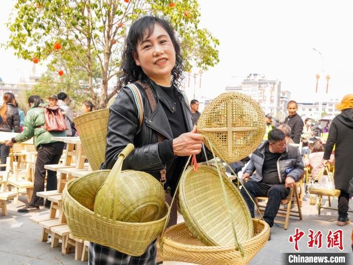 图为游客满载而归。　杨宗盛 摄