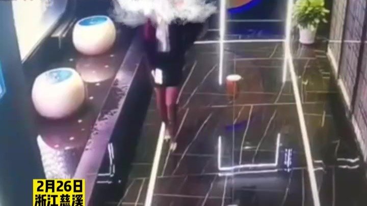 女子去唱歌被猥亵袭胸，遭网友质疑穿着暴露