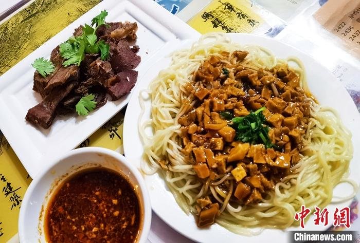 资料图为驴肉黄面 中新社记者 冯志军 摄