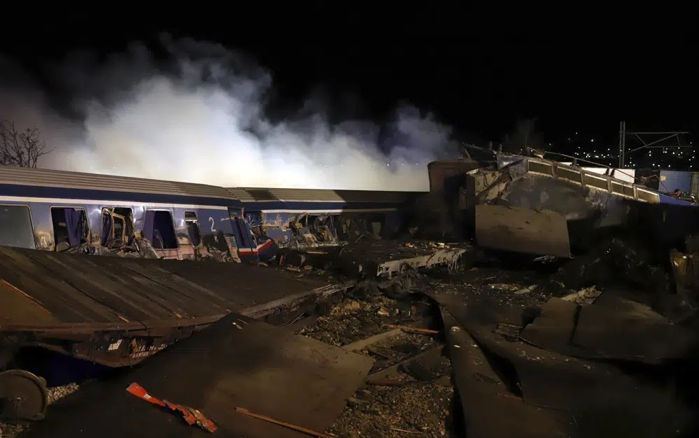 希腊两列火车相撞至少16死85伤，前两节车厢“几乎全毁”