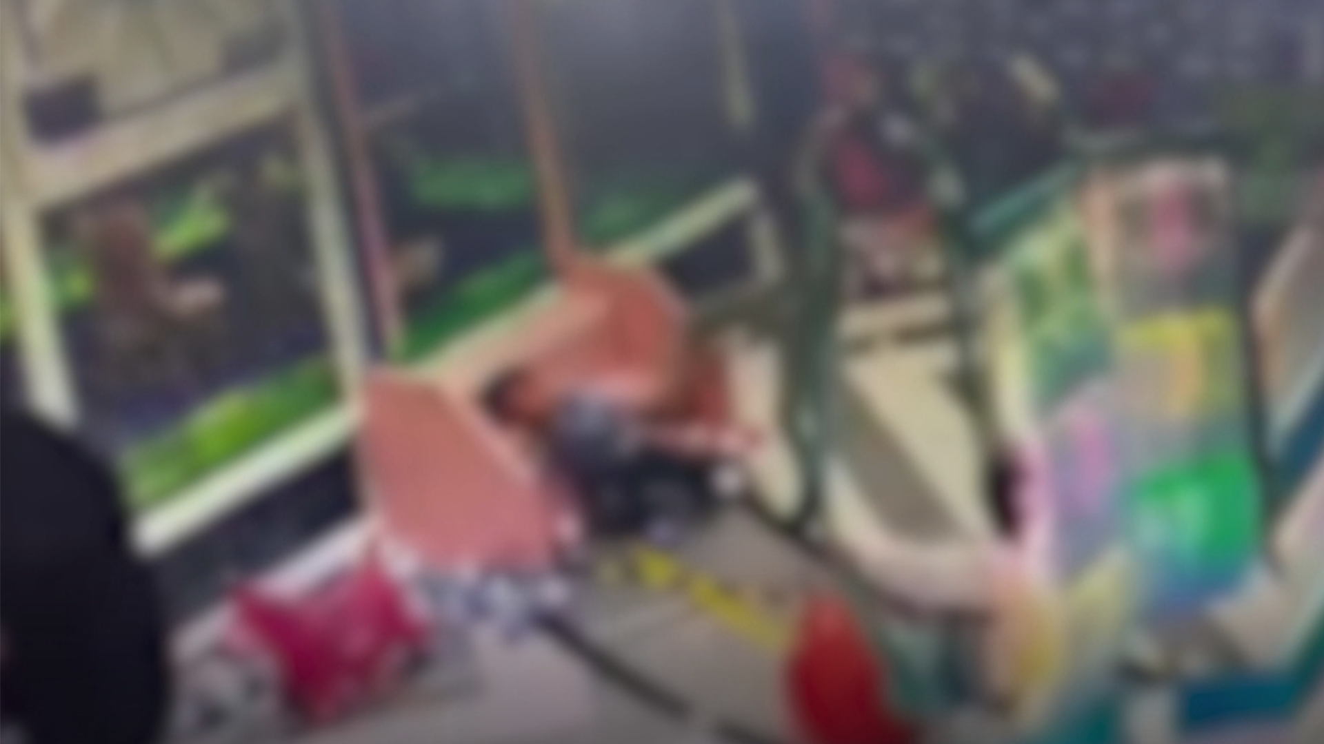 男孩游乐场连踹4岁男童，先踢腹部，又踢脸上，民警：正协调此事