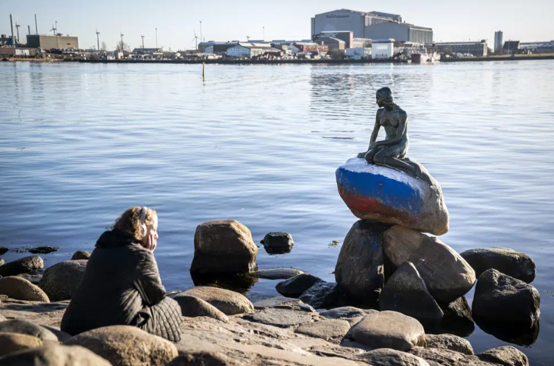 基石被喷俄罗斯国旗三色油漆！丹麦小美人鱼雕像再遭破坏