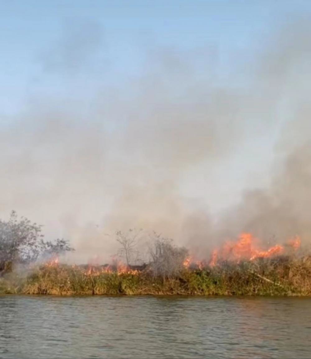 ▲庄先生和同伴发现岸边火势很大。