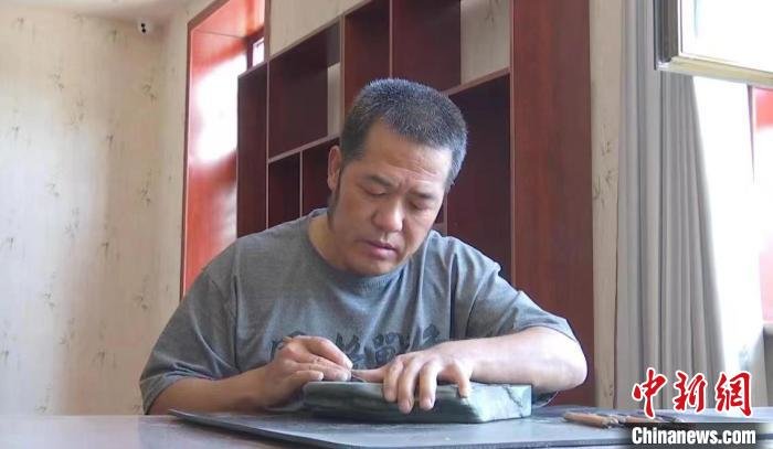 带着“石头”搬迁戈壁滩上“雕刻”致富路