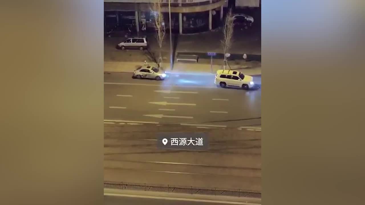 成都街头越野车来回追撞小轿车，交警：车主抓小偷
