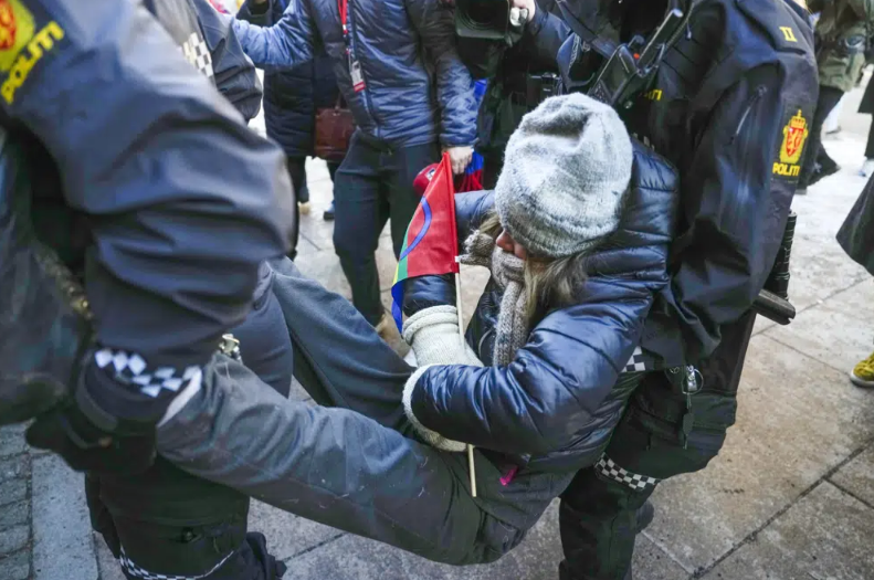 凤凰早报|中国货船在鞑靼海峡沉没;官方通报干部5天培训中4天酒局