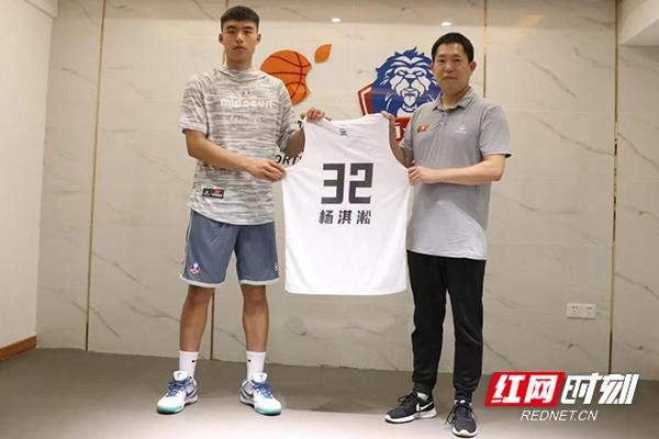 2021年6月15日,杨淇淞(左)与长沙勇胜签约。