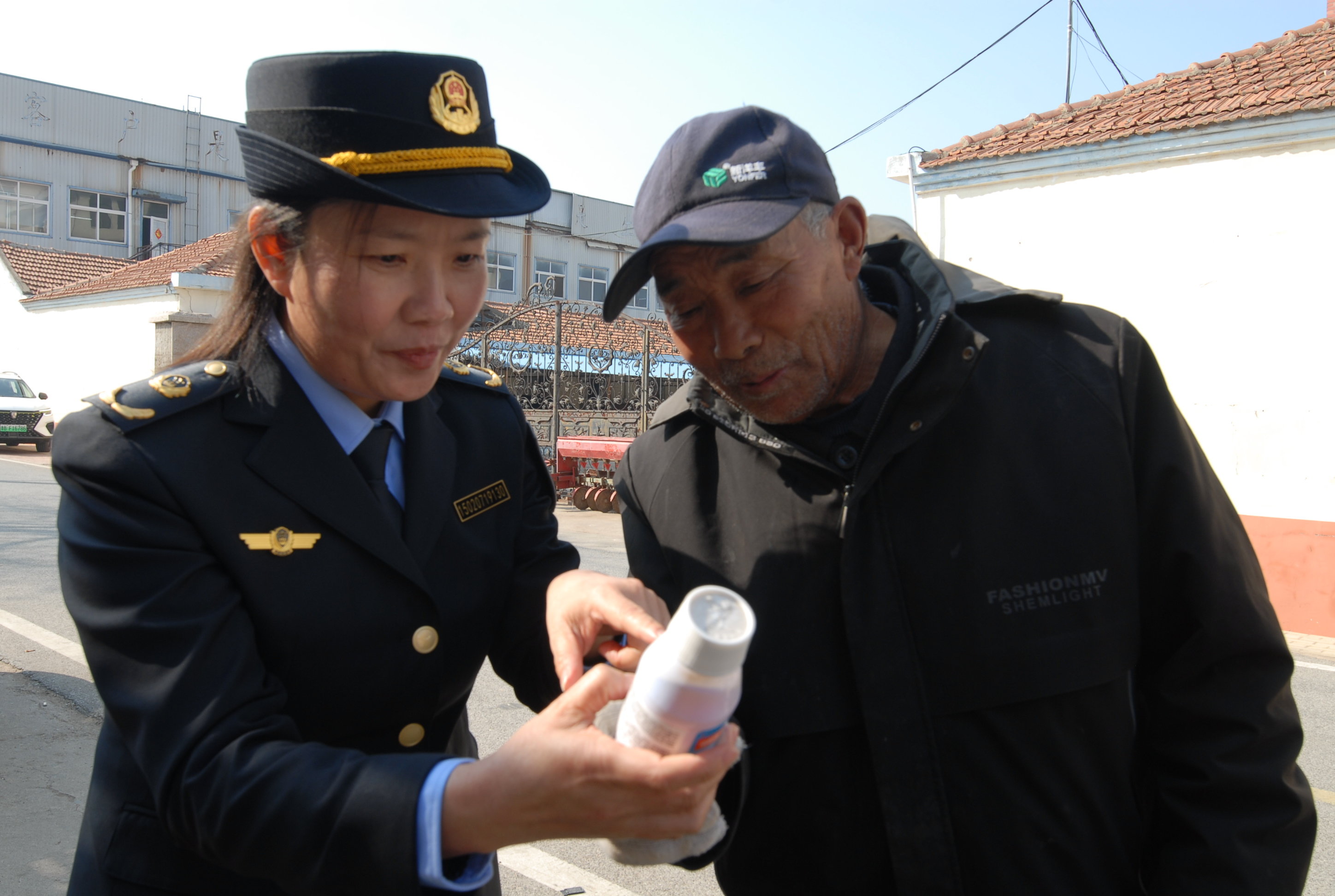 2月28日，山东省青岛市即墨区农业农村局执法大队队员在教农民识别农药产品。