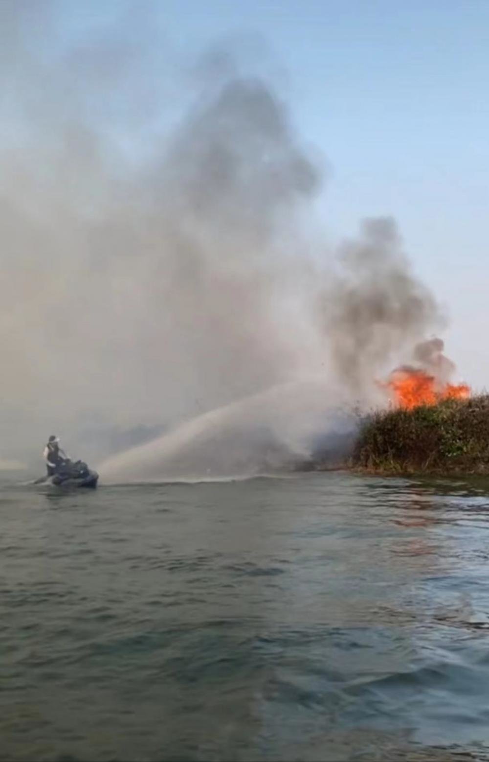 ▲摩托艇爱好者帮助消防队员灭火。