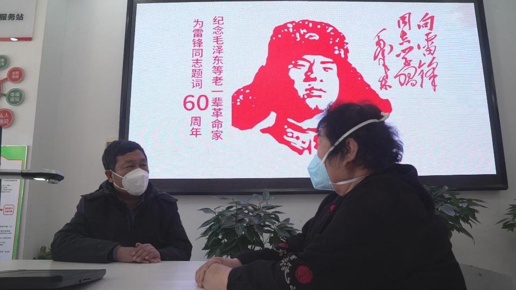 长春市亚泰社区“雷锋家庭”代表严国珍（右）与居民沟通。新华社记者周万鹏 摄
