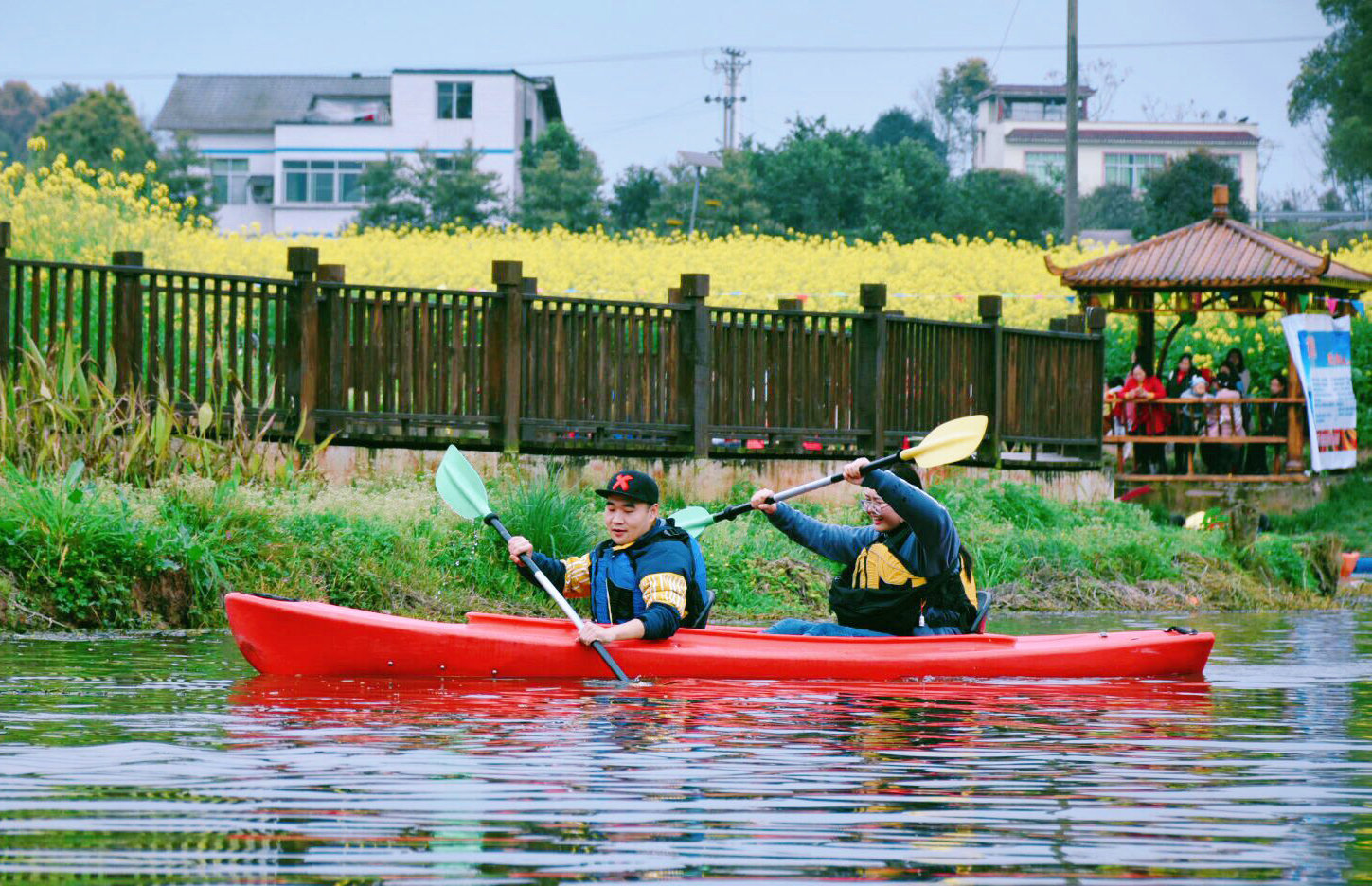 “花式游乐区”游客“畅游”油菜花海