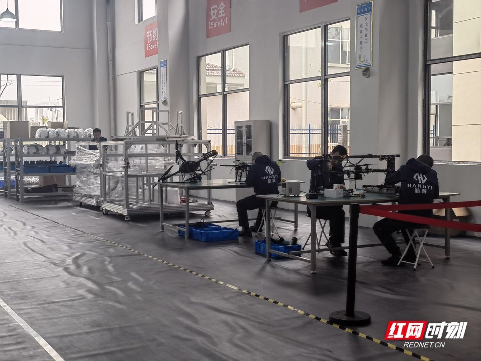 对各种类型的无人机，都有工作人员进行例行检修维护。