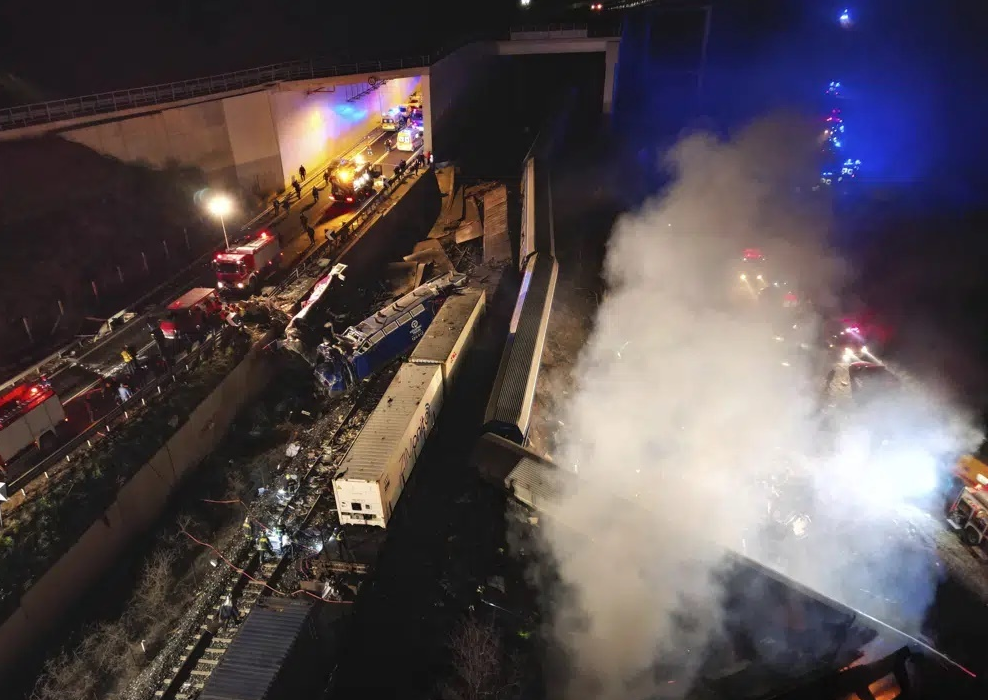 希腊两列火车相撞至少16死85伤，前两节车厢“几乎全毁”