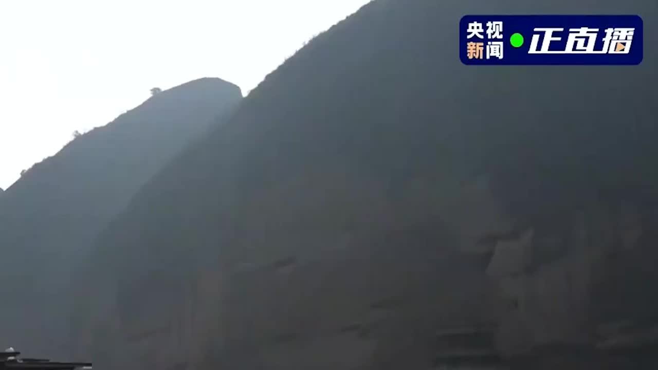 鹰潭龙虎山开展民俗活动，“花神”向游客赠送祝福