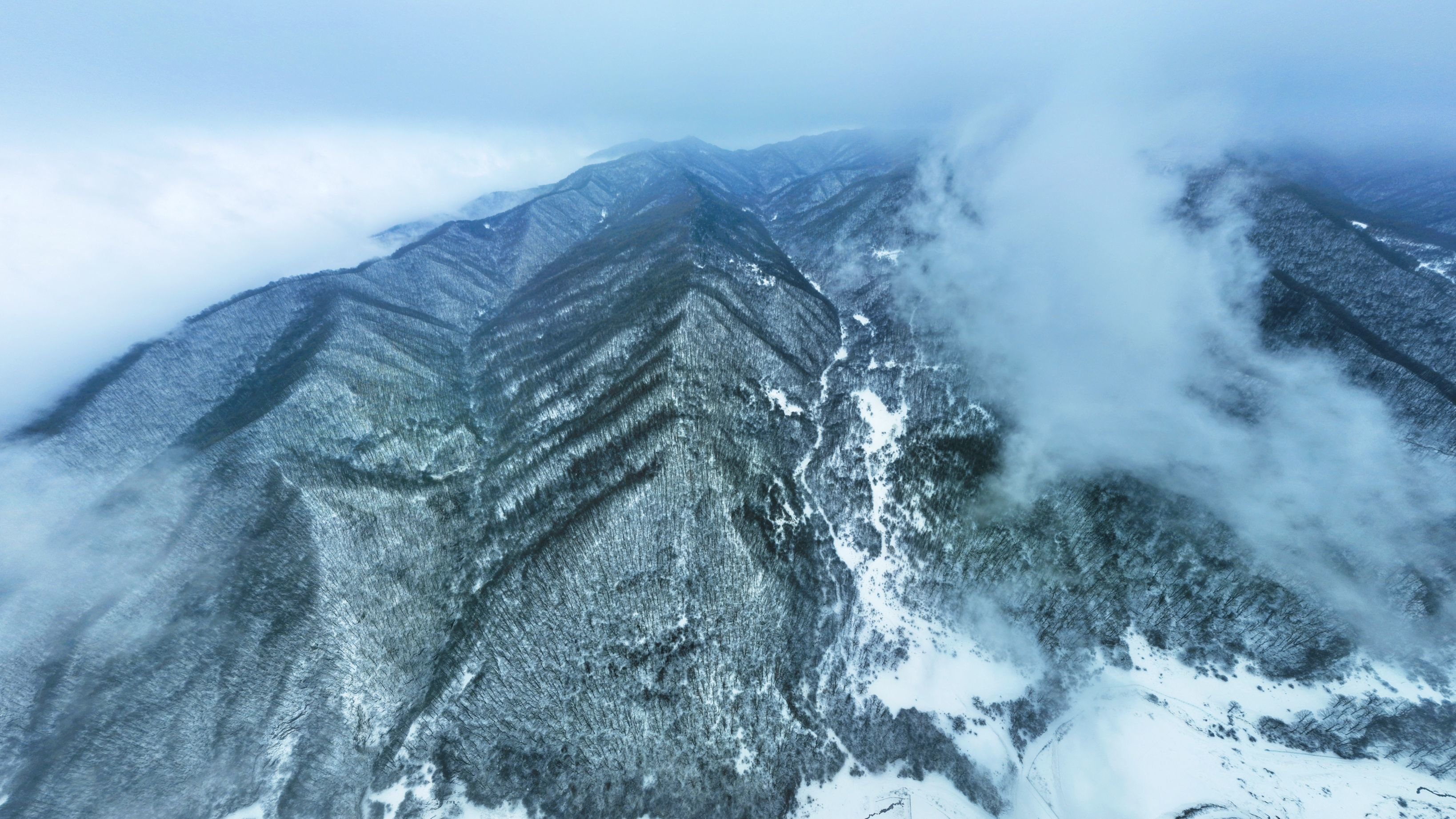 华亭关山雪后“仙气飘飘” 北国风光大赏真的很“可”