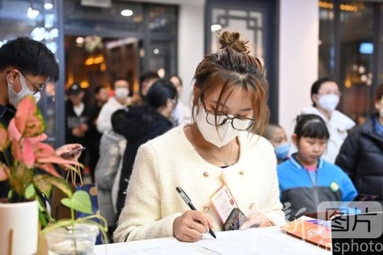 2月25日，甘肃省兰州市兰州老街游客中心内，游客排队填写资料领取“通关文牒”。