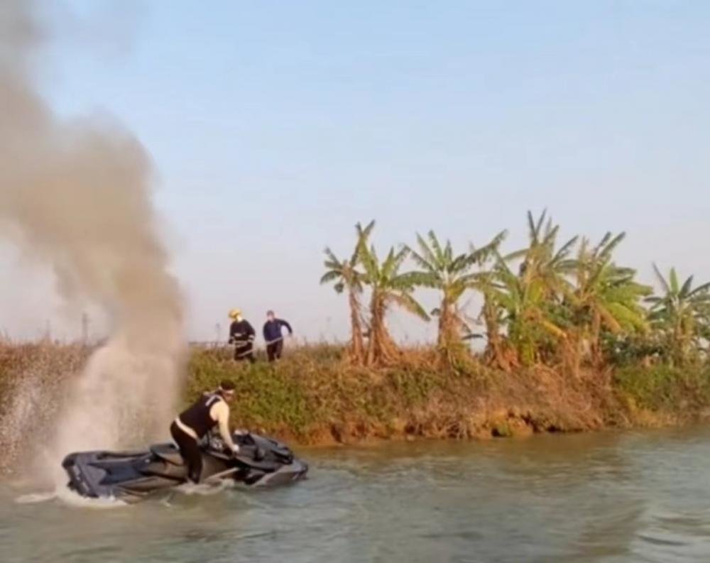 ▲摩托艇爱好者帮助消防队员灭火。