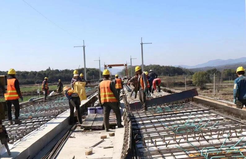 昌景黄高铁瑶里隧道无砟轨道铺设完成 时速350公里